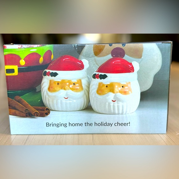 NIB - CW Home - Set of 2 Holly Santa Salt & Pepper Shakers - Picture 2 of 6